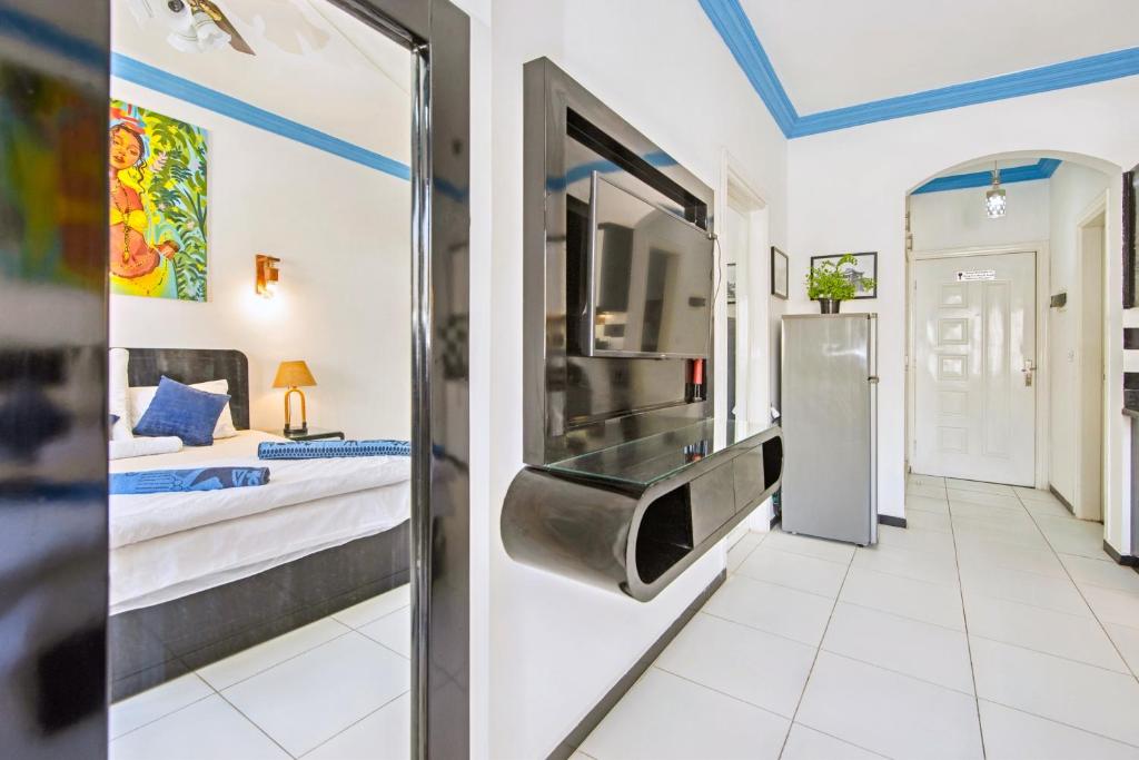 a bedroom with a bed and a television in a room at Rare New Marina Hotspot With Pool & Fast Free WIFI - Western Standards - Sheraton Plaza 415 in Hurghada