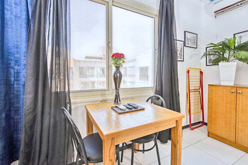 a dining room with a table and chairs and a window at Rare New Marina Hotspot With Pool & Fast Free WIFI - Western Standards - Sheraton Plaza 415 in Hurghada