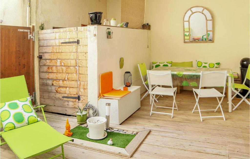 une pièce avec une table et des chaises et une salle à manger dans l'établissement Stunning Apartment In Montélimar, à Montélimar