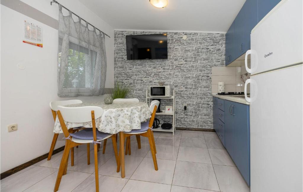 Kuchyň nebo kuchyňský kout v ubytování One-Bedroom Apartment In Suhi Potok-Jesenice