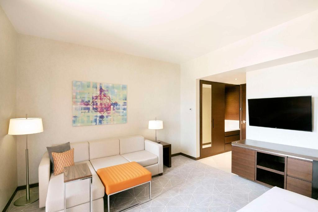 TV a/nebo společenská místnost v ubytování Hyatt Place Dubai Wasl District