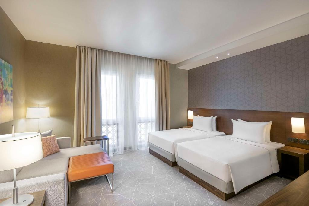 Postel nebo postele na pokoji v ubytování Hyatt Place Dubai Wasl District