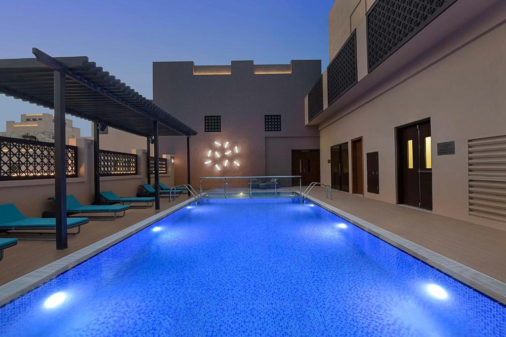 Bazén v ubytování Hyatt Place Dubai Wasl District nebo v jeho okolí