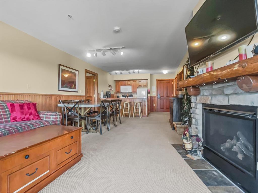 Μια τηλεόραση ή/και κέντρο ψυχαγωγίας στο Highland House 209 Steps From The Slopes Ski In Out Hot Tub Village