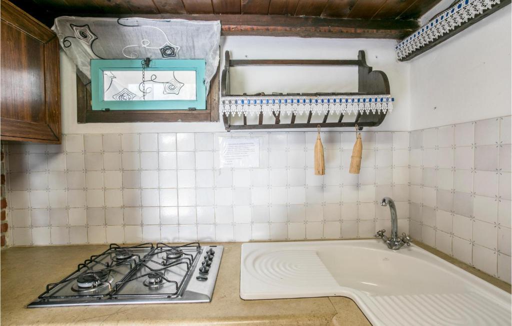 A bathroom at 4 Bedroom Stunning Home In Arenella