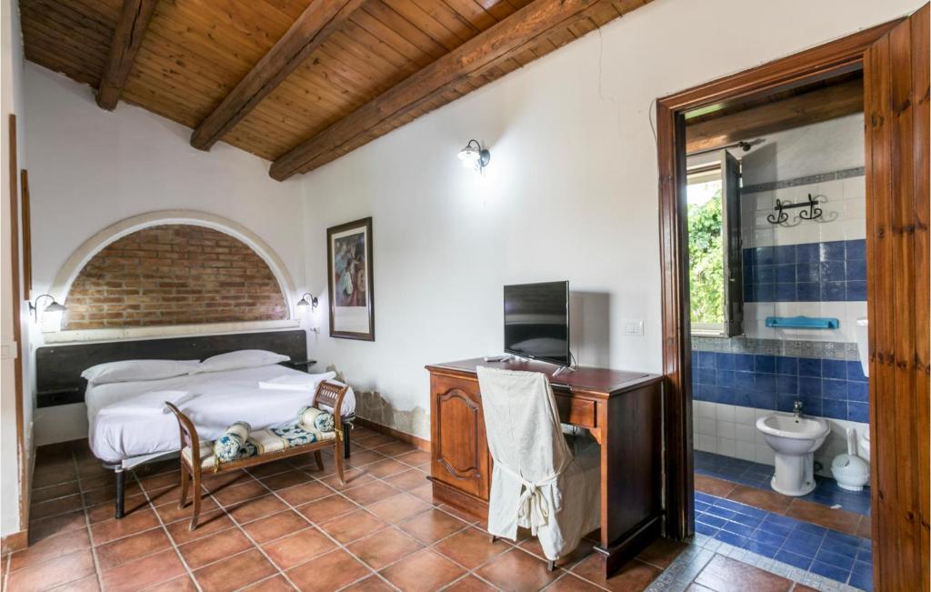A bed or beds in a room at 4 Bedroom Stunning Home In Arenella