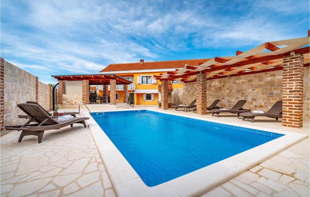 Bazén v ubytovaní 3 Bedroom Gorgeous Home In Pridraga alebo v jeho blízkosti