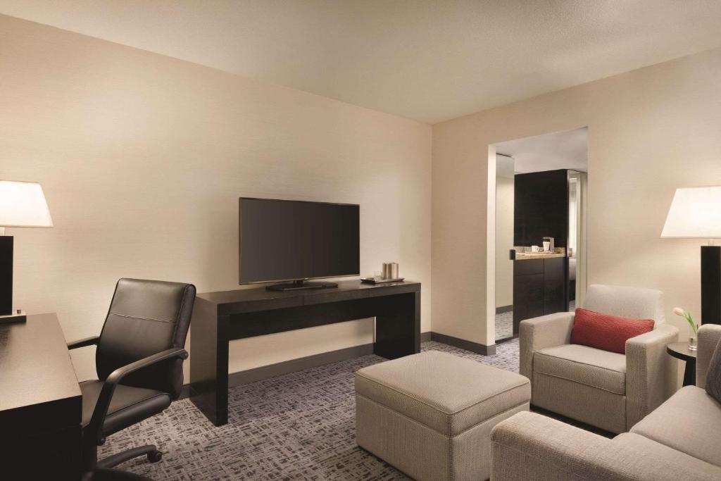TV a/nebo společenská místnost v ubytování Radisson Hotel Vancouver Airport