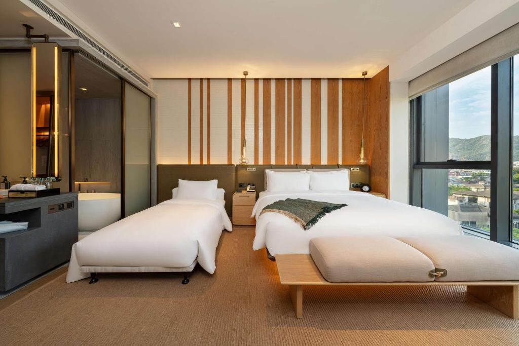 Postel nebo postele na pokoji v ubytování Joyze Hotel Xiamen, Curio Collection By Hilton