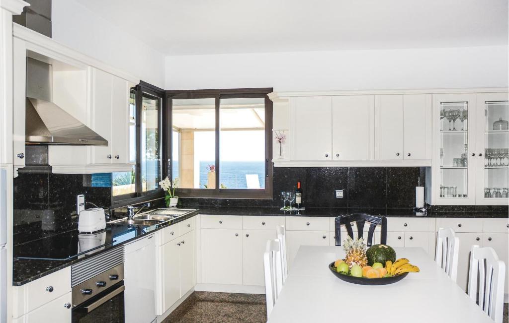 Kuchyň nebo kuchyňský kout v ubytování 4 Bedroom Nice Home In Porto Colom