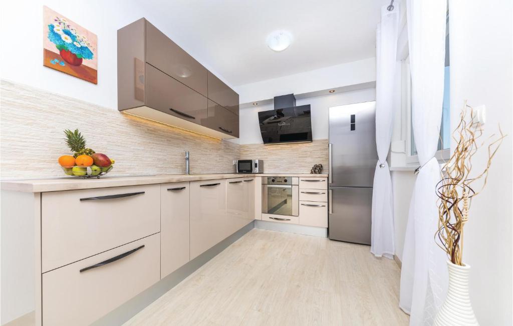 Kuchyňa alebo kuchynka v ubytovaní Two-Bedroom Apartment In Trogir