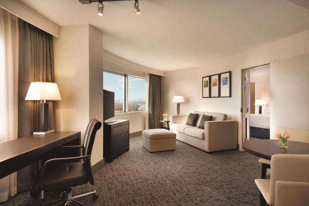 Posezení v ubytování Radisson Hotel Vancouver Airport