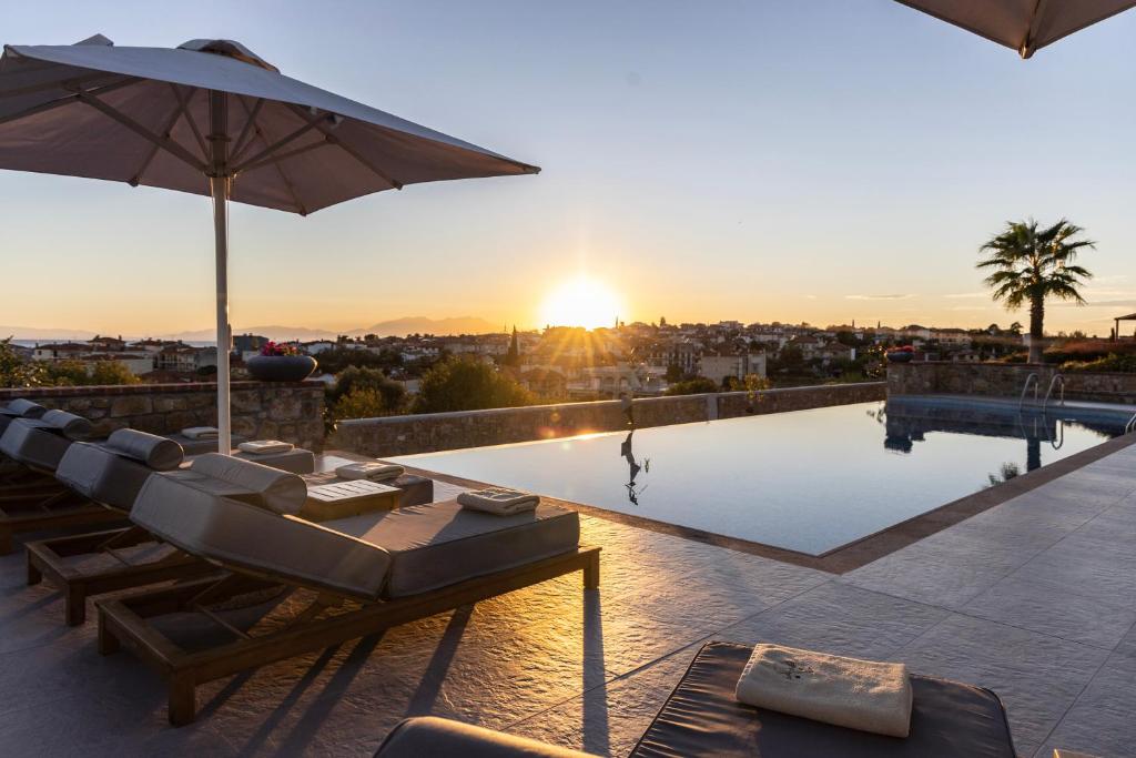 Bazén v ubytování Akrolithos Luxury Suites & Spa nebo v jeho okolí