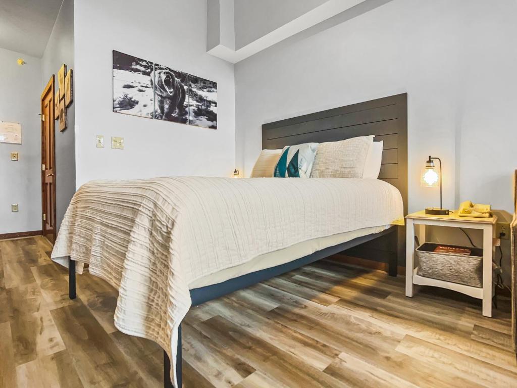 Ένα ή περισσότερα κρεβάτια σε δωμάτιο στο Highland House 420 Stylish Studio in the Village Hot Tub WiFi