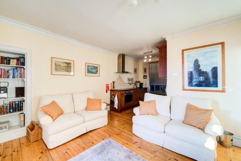 GuestReady - Historic Edinburgh Old Town Apartment - Housity