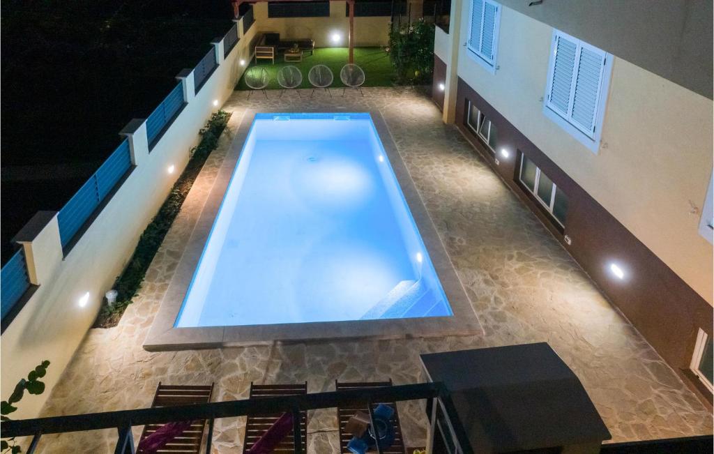 Bazén v ubytovaní 1 Bedroom Gorgeous Apartment In Zadar alebo v jeho blízkosti