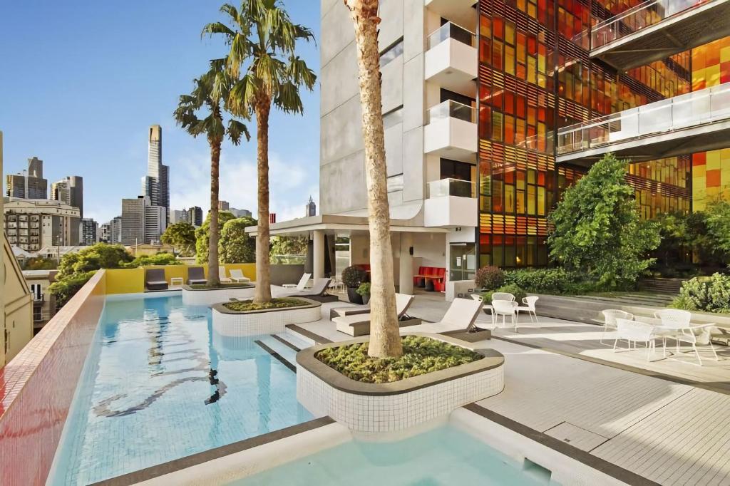 Piscina de la sau aproape de Coventry Classic Southbank Retreat w Pool Spa