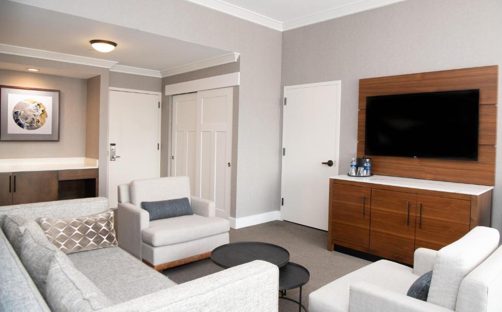 Horseshoe Bay Resort - Deluxe King Suite
