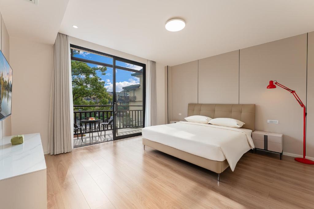 Voodi või voodid majutusasutuse Guilin Camphor Country House -Free pick up service toas
