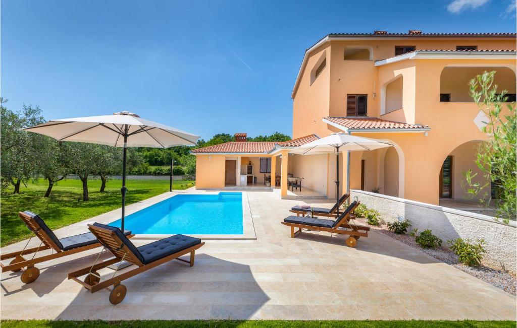 Basen w obiekcie Gorgeous Home In Divsici With Wifi lub w pobliżu