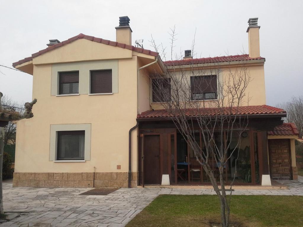 a large house with a roof at El Rincon De Los Abuelos in Tudela de Duero