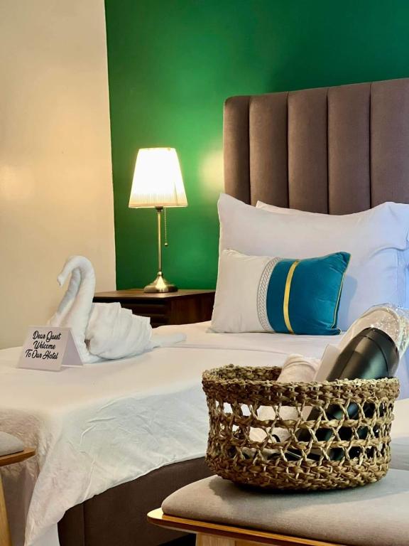 Postel nebo postele na pokoji v ubytování Tambisan Resort