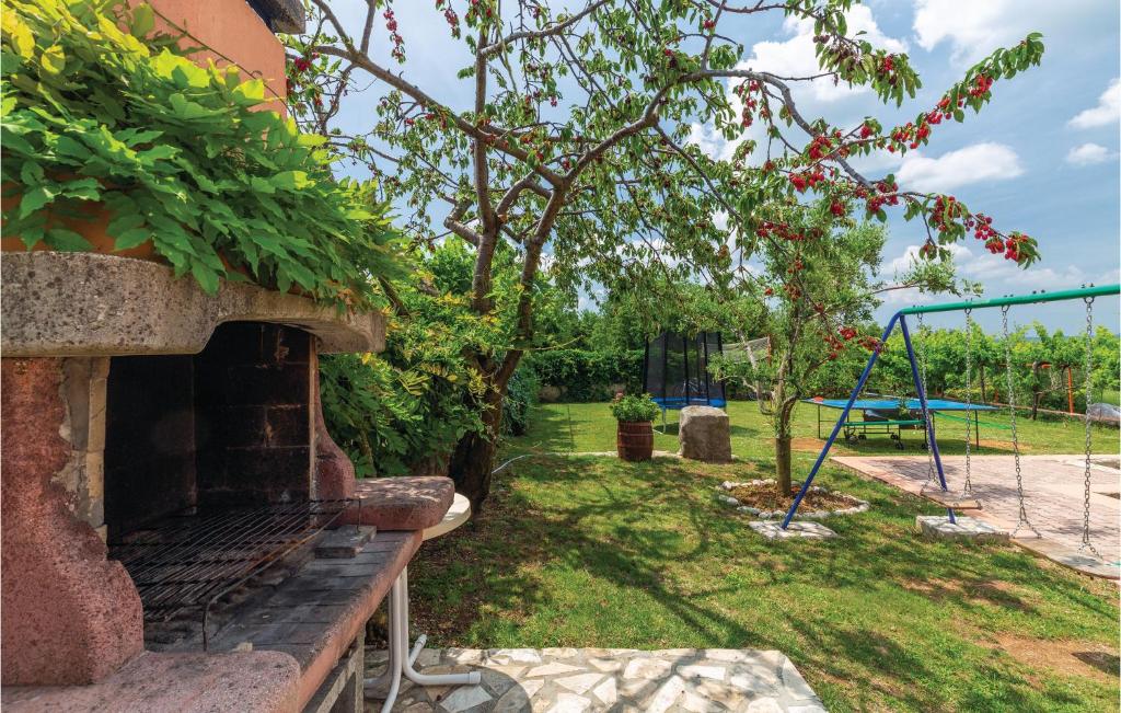 Vonkajšia záhrada v ubytovaní 7 Bedroom Nice Home In Labin