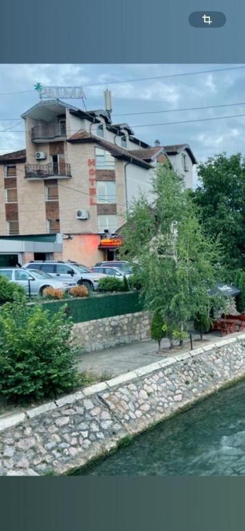 Výhled na řeku, která protéká v blízkosti aparthotelu