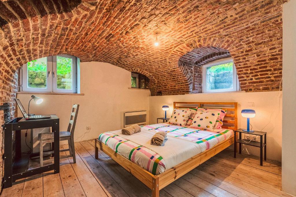 Postel nebo postele na pokoji v ubytování Duplex en cave voutée au coeur de Douai