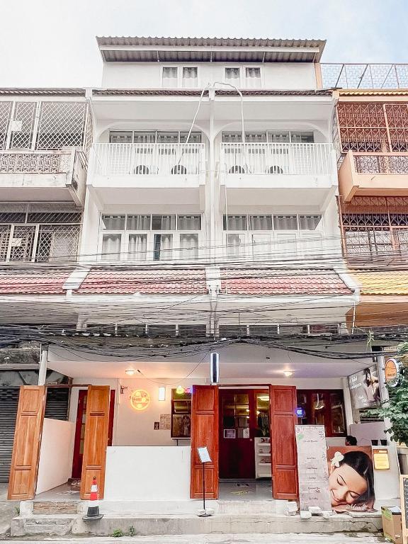 Un edificio con una cara en el frente. en Moochi Relax L&#39;Assommior, en Ban Na Song