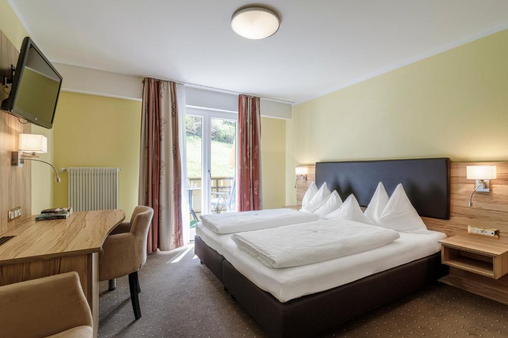 Postel nebo postele na pokoji v ubytování Hotel Mitlechnerhof