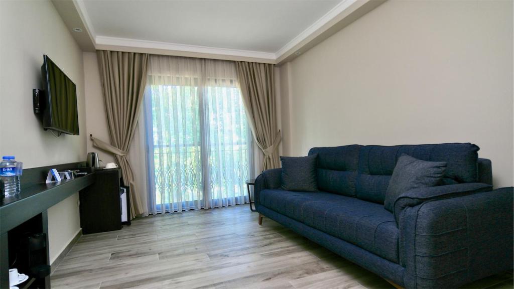 TV a/nebo společenská místnost v ubytování Resa Hotel Göcek