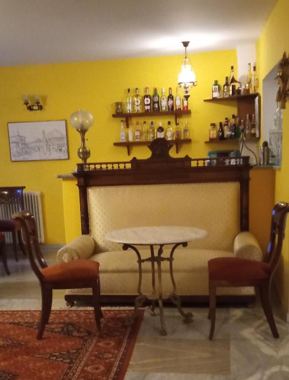 Byron Traditional Hotel - 15