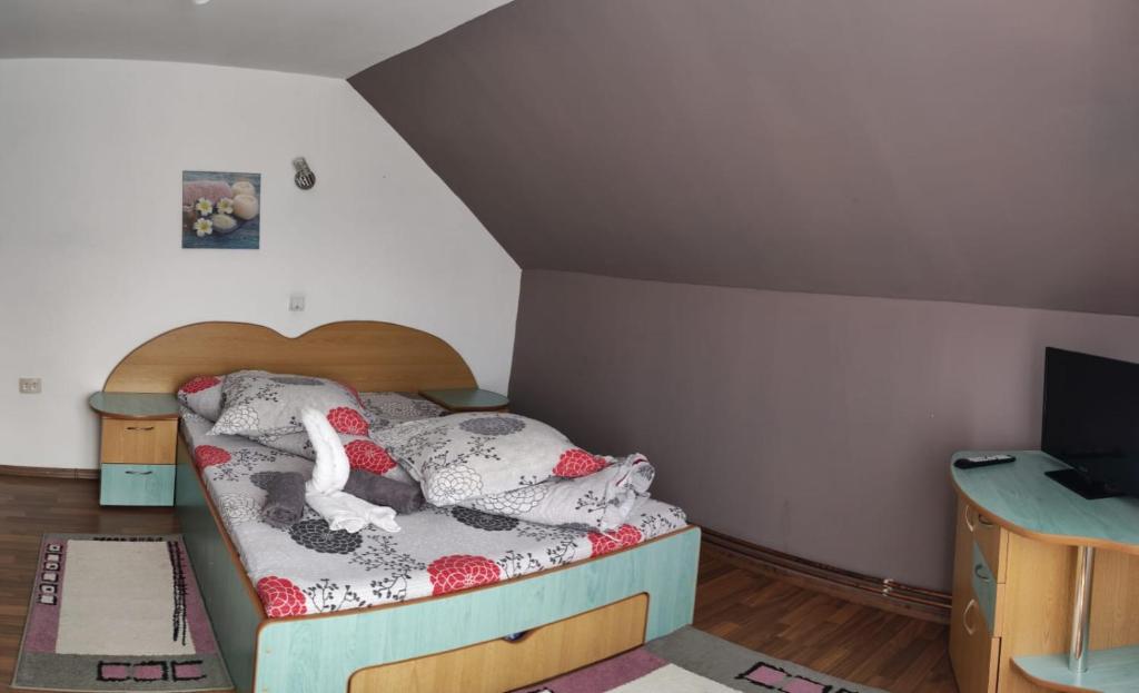 a small bedroom with a bed with stuffed animals on it at Casa Discret Moieciu in Moieciu de Jos