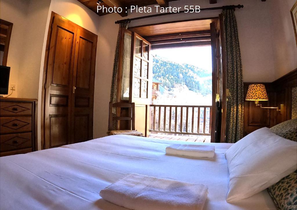 Postel nebo postele na pokoji v ubytování AC Apartaments Tarter Chalet