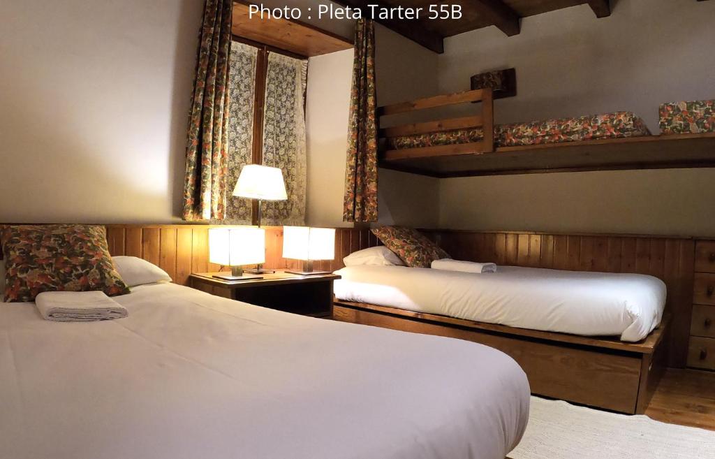 Postel nebo postele na pokoji v ubytování AC Apartaments Tarter Chalet