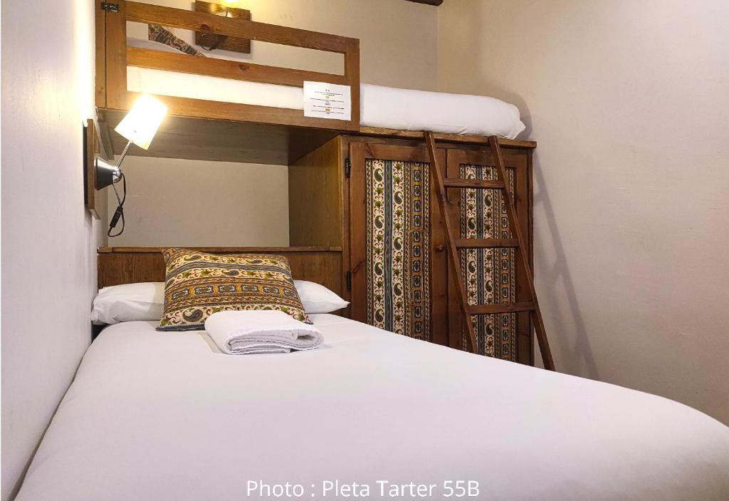 Postel nebo postele na pokoji v ubytování AC Apartaments Tarter Chalet