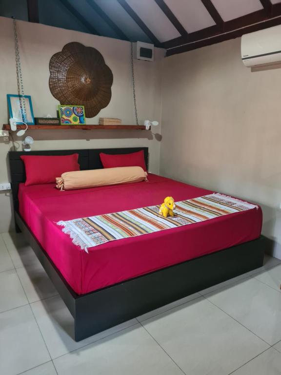 Postel nebo postele na pokoji v ubytování Red Moon Hideaway