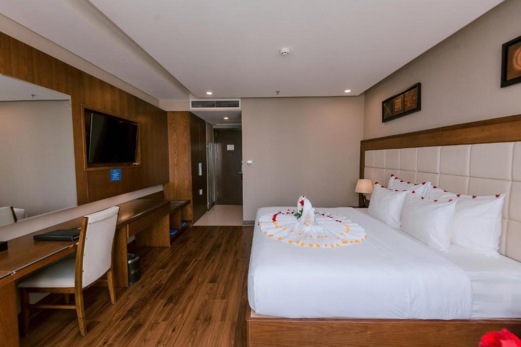 Postel nebo postele na pokoji v ubytování Grand Sea Hotel Danang