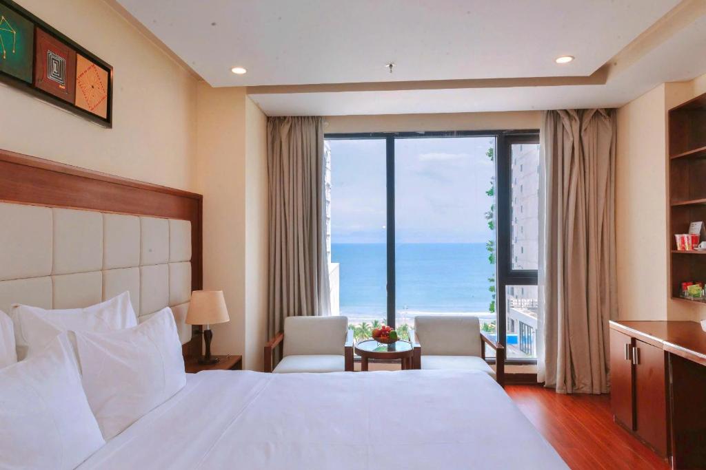 Postel nebo postele na pokoji v ubytování Grand Sea Hotel Danang