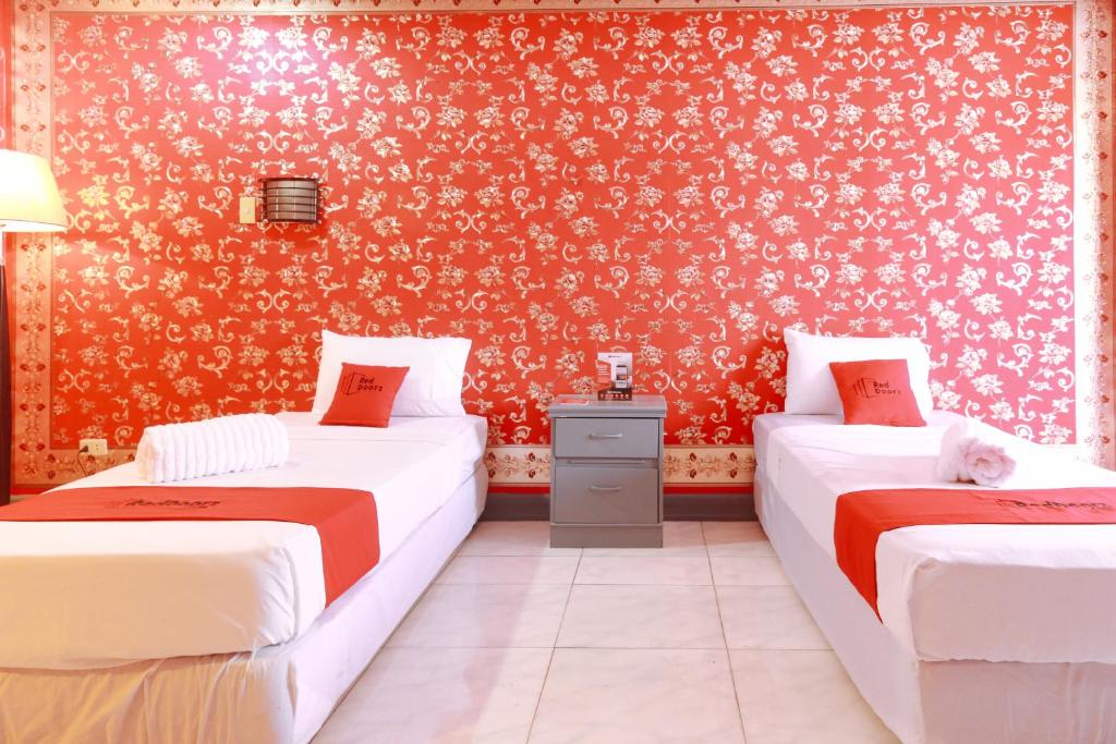 Postel nebo postele na pokoji v ubytování RedDoorz Plus @ Castle Chateau Iloilo