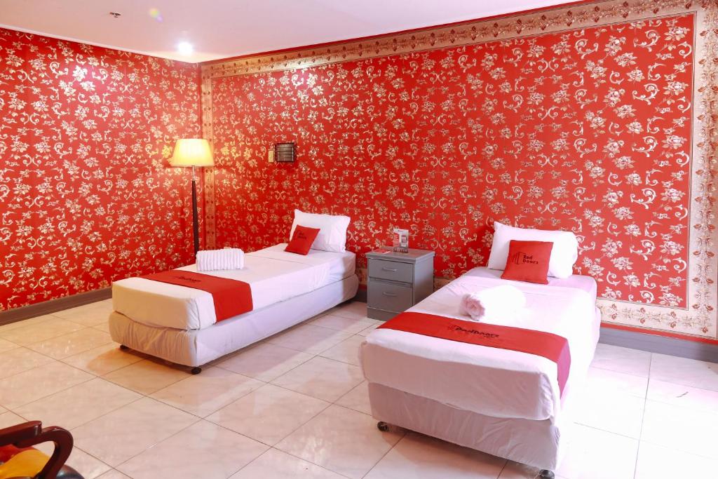 Postel nebo postele na pokoji v ubytování RedDoorz Plus @ Castle Chateau Iloilo