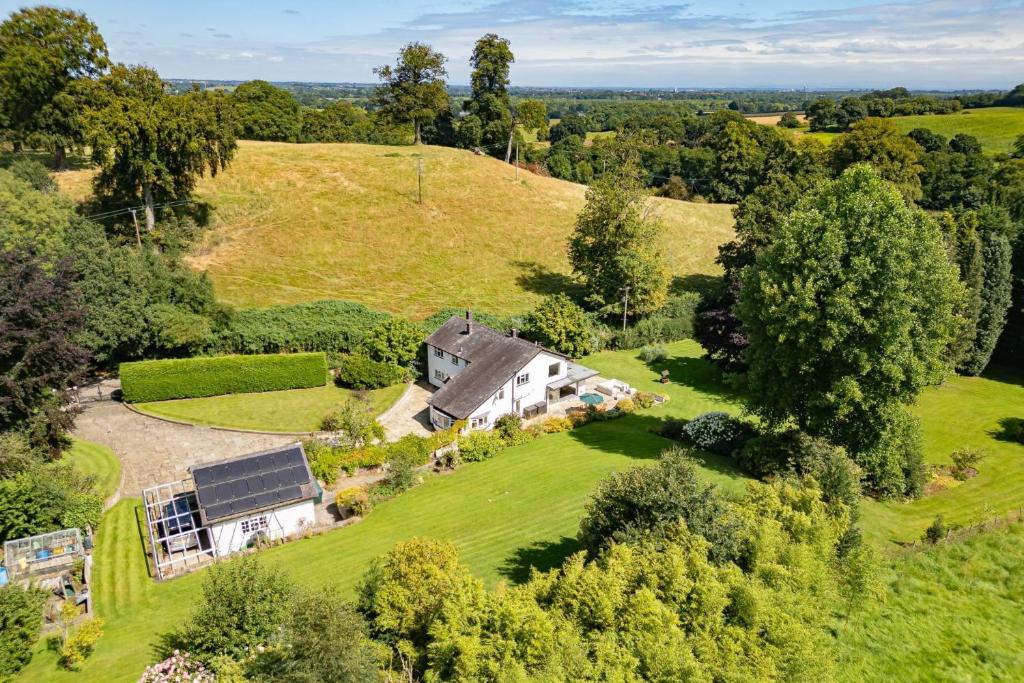 une vue aérienne d'une maison sur une colline dans l'établissement Garden Cottage, à Cuddington