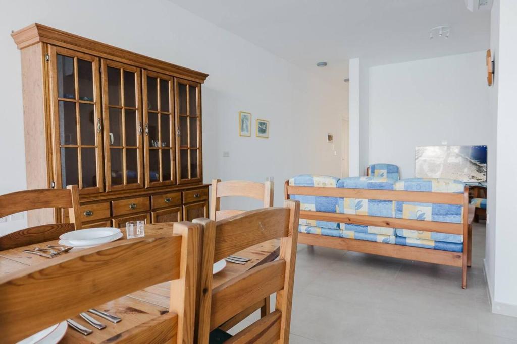 Postel nebo postele na pokoji v ubytování Seaside 2bed Apartment Ghadira! By Homely