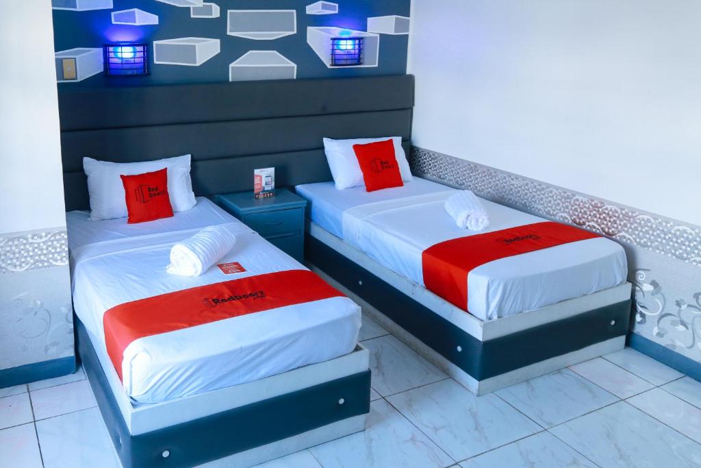 Postel nebo postele na pokoji v ubytování RedDoorz Plus @ Castle Chateau Iloilo