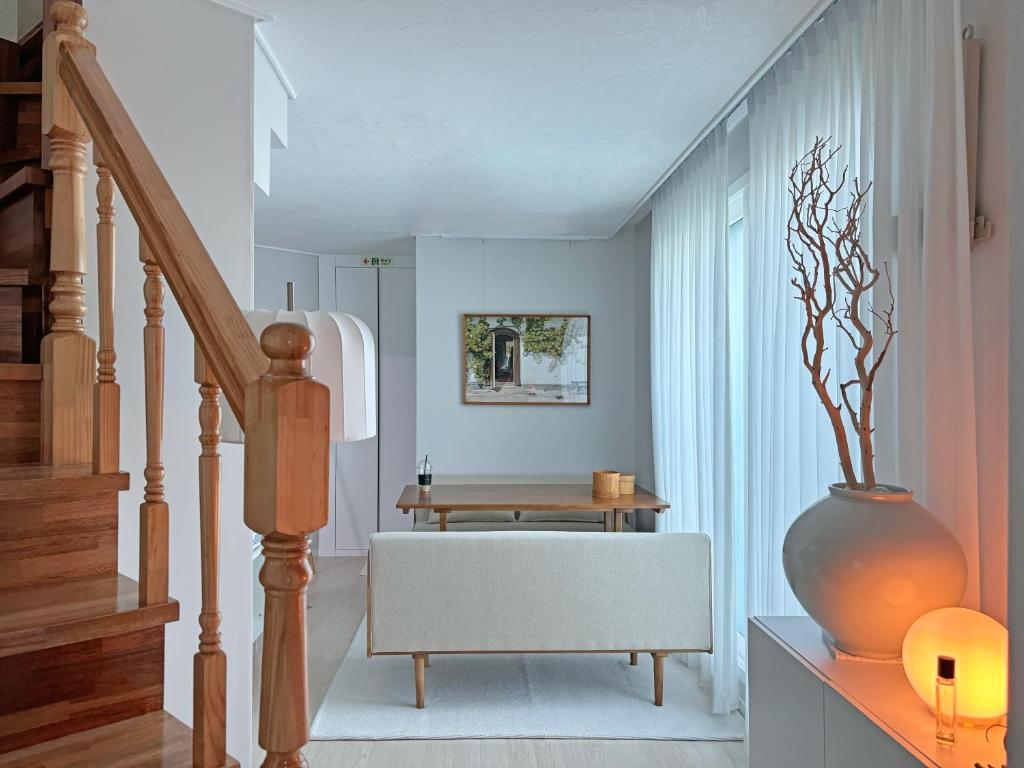 un soggiorno con un divano e un tavolo di 잠실명소 a Seul