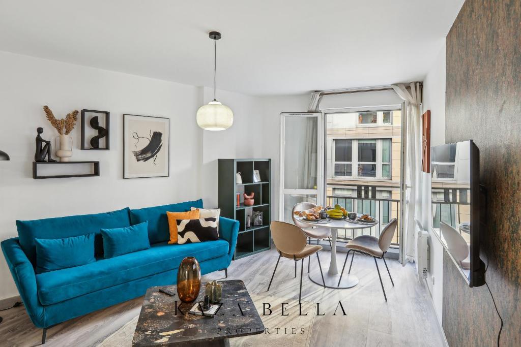 a living room with a blue couch and a table at Argenteuil Moderne appartement pour 2 personnes in Argenteuil