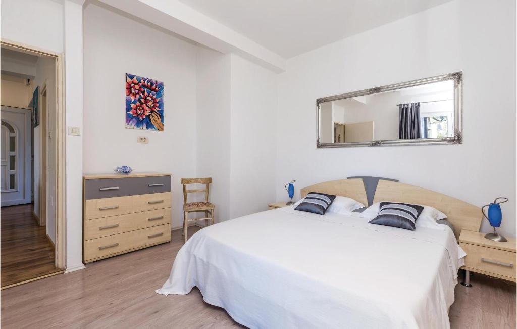 Posteľ alebo postele v izbe v ubytovaní Beautiful Apartment In Rijeka With Wifi