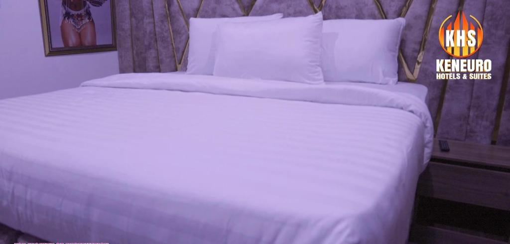 Postel nebo postele na pokoji v ubytování Keneuro hotel & suites