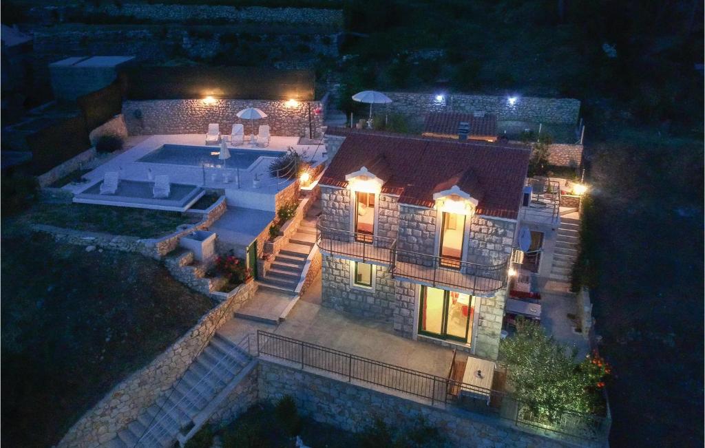 Bazén v ubytovaní Holiday Home Podstrana Wx-1936 alebo v jeho blízkosti